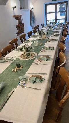 Festlich gedeckte Scheune
