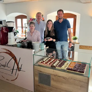 Familie vor dem Gasthof